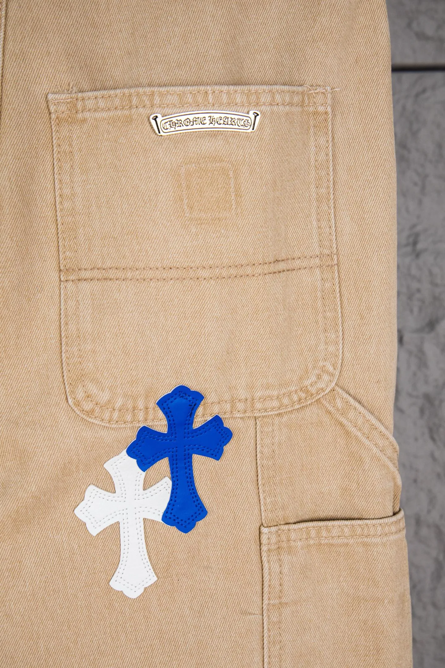 P290 top version CH Chromehearts limited edition blue and white cross patch leather work jeans denim logging pants, cabinet price 34W level, patch cross pattern embellishment, washed jeans! ! An absolutely high-end luxury product, a 1.9W-level god-level single product, a super popular product, made by top heavy industry, a magic weapon that cannot be missed! [About Zangyin] This is an extremely luxurious fashion brand that can also be called the aristocracy of the high street. It has always been an exclusive brand for some hipsters or rich second generations. Compared with ordinary high streets, it is more luxurious and noble. Compared with luxury brands, it is more fashionable and individual. It has always been a brand that I have a special liking for. [Top heavy industry fashion design] Consistently high-street luxury style. Speaking of this style, the Zangyin family and GU family are definitely the leading representative brands. Especially the Zangyin family has really achieved a state-of-the-art effect in creating high-street style. The unique washed material is used to create this style. The color system is already quite eye-catching. After it is decorated with patchwork cross flowers, it cleverly highlights the charm of the brand. Secondly, this style uses classic The high-waist cutting design highlights the long legs and fashionable temperament of the upper body. The brand is highly recognizable and the slim fit configuration is more suitable for daily wear. It is a product that interprets personality, fashion, and specifications at a glance. This single product is enough to make any fan excited. It can be a white T-shirt for a youthful college style, or a tight suspender for a royal style. It has strong matching ability and can be easily controlled by men.  [Materials and craftsmanship] Needless to say, this point goes without saying. As an excellent craftsman brand, Zangyin’s requirements for details and craftsmanship are really perfect. The washed color of this model has gone through so many processes, not to mention the embellishment of denim appliques. It is also purely hand-made and sewn. Just like what they believe in, only hand-made things have soul and have the meaning of wear. A top-notch heavy-duty fashionable denim item, I look forward to your perfect interpretation! !  Color: Khaki Size: 30-36